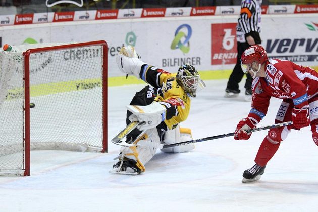 Třinecký hráč Jakub Petružálek střílí gól. Překonaným je brankář Litvínova Jaroslav Janus.