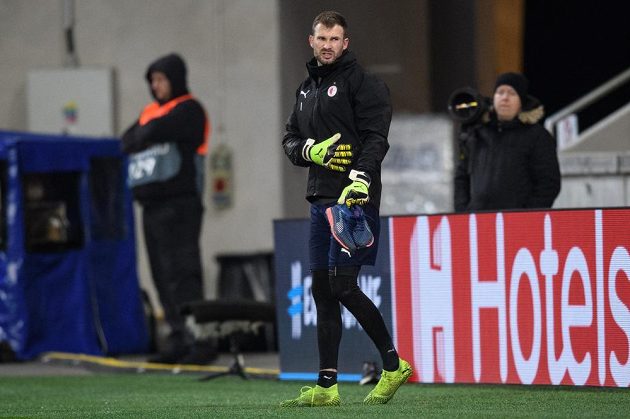 Brankář Slavie Praha Ondřej Kolář odchází předčasně z tréninku před utkáním Ligy mistrů.