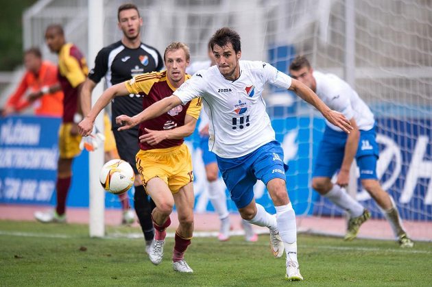 Nová posila Baníku Ostrava Jaroslav Machovec (vpravo) a Tomáš Berger z Dukly (uprostřed) během utkání 6. kola Synot ligy.