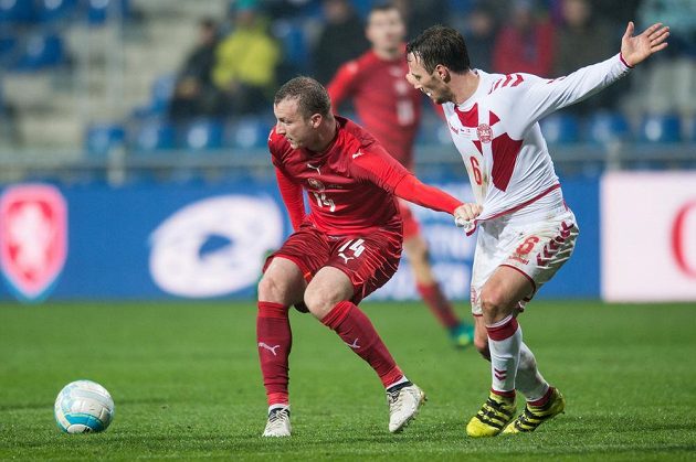Český útočník Michael Krmenčík (vlevo) a Mike Jensen z Dánska během přátelského utkání v Mladé Boleslavi.