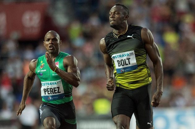 Jamajský sprinter Usain Bolt (vpravo) a Yunier Pérez v cíli sprintu na 100 m na mítinku Zlatá tretra.