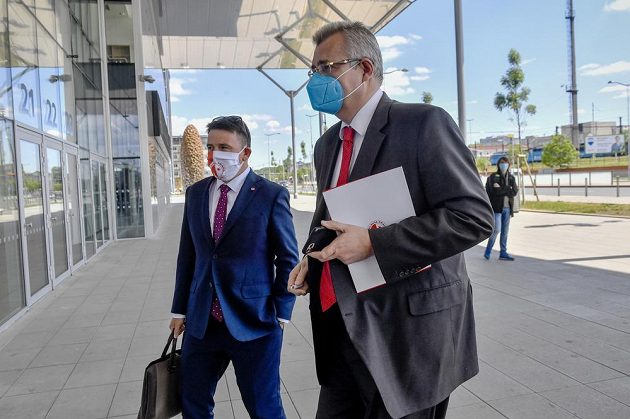 Předseda představenstva fotbalové Slavie Praha Jaroslav Tvrdík (vpravo) přichází na jednání ligového grémia Ligové fotbalové asociace v Praze.