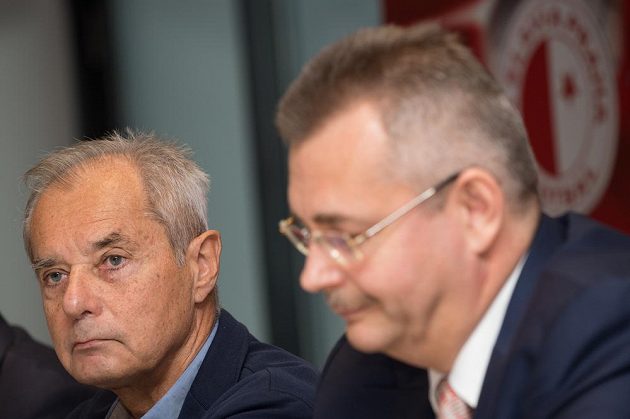 Nový prezident a spolumajitel fotbalové Slavie Praha Jiří Šimáně (vlevo) během tiskové konference.