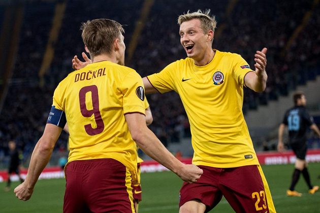 Fotbalisté Sparty Praha Bořek Dočkal a Ladislav Krejčí oslavují vedoucí gól na hřišti Lazia Řím.
