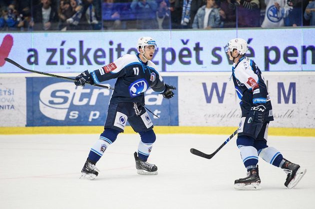Hokejisté Plzně Michal Moravčík (vlevo) a Dominik Kubalík oslavují vítězný gól proti Jihlavě.