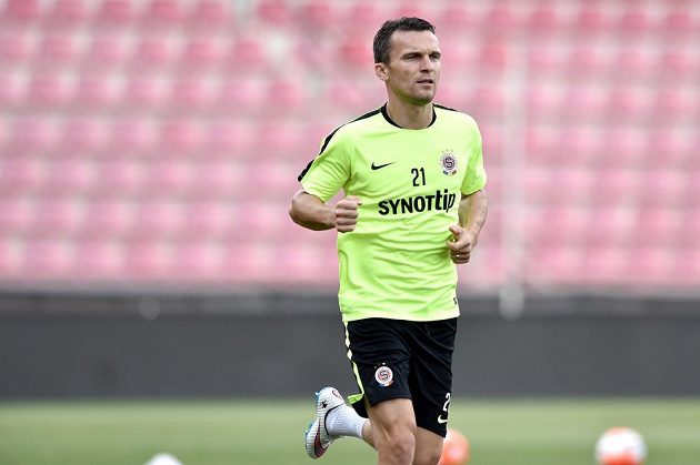 Sparťanský kapitán David Lafata během tréninku před odvetným duelem 3. předkola Ligy mistrů s CSKA Moskva.