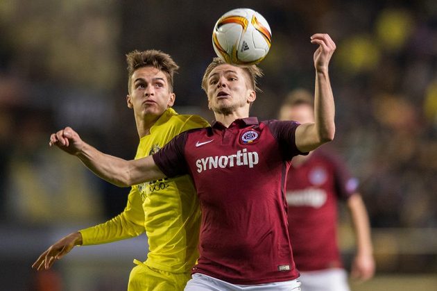 Martin Frýdek a záložník Villarrealu Denis Suárez během utkání čtvrtfinále Evropské ligy na stadiónu El Madrigal.