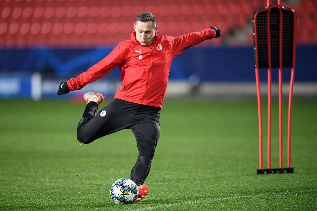 Jan Bořil ze Slavie Praha během tréninku před utkáním Ligy mistrů s Interem Milán.