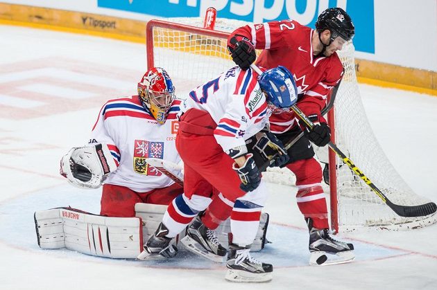 Český brankář Pavel Francouz, obránce Jakub Jeřábek a kanadský útočník Boone Jenner (vpravo) během přípravného duelu v O2 areně.