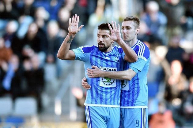Boleslavský útočník Milan Baroš (vlevo) a záložník Jan Kalabiška se radují z gólu proti Baníku.