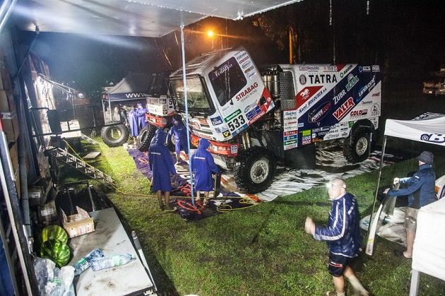 Mechanici museli po 3. etapě Rallye Dakar bojovat nejen se závadami, ale také s průtrží mračen.