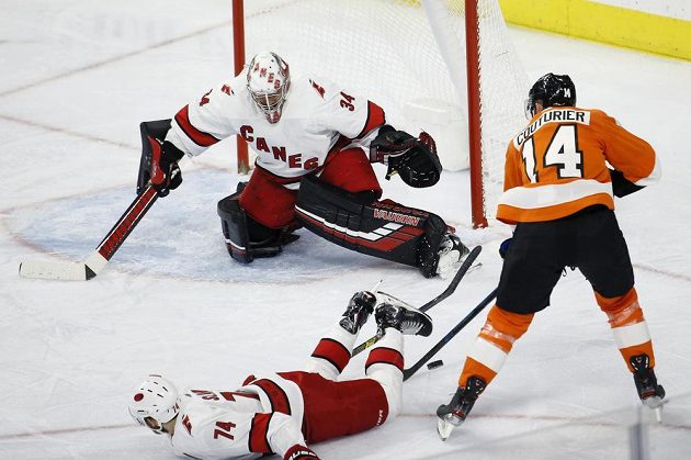 Hokejista Philadelphie Flyers Sean Couturier (14) se k zakončení na Petra Mrázka v brance Caroliny nedostal.