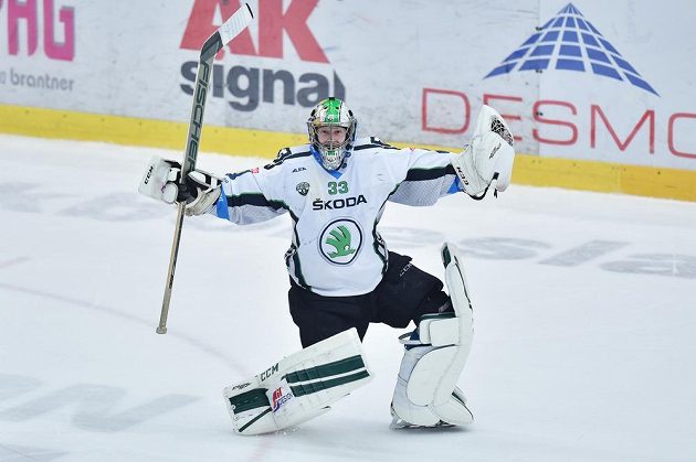 Brankář Mladé Boleslavi David Rittich se raduje z vítězství nad Hradcem Králové ve čtvrtém duelu čtvrtfinálové série.