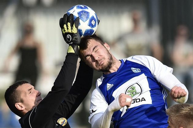 Brankář Zlína Matej Rakovan a Nikolaj Komličenko z Mladé Boleslavi v akci během odvetného utkání finále skupiny o Evropu.