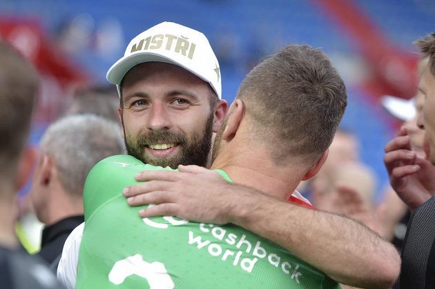 Zleva Josef Hušbauer a brankář Slavie Přemysl Kovář se radují ze zisku ligového titulu.