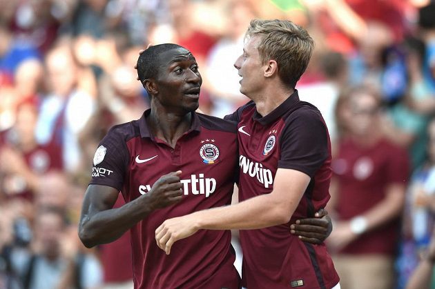 Sparťanští střelci Kehinde Fatai a Ladislav Krejčí (vpravo) jásají po gólu do sítě CSKA Moskva.