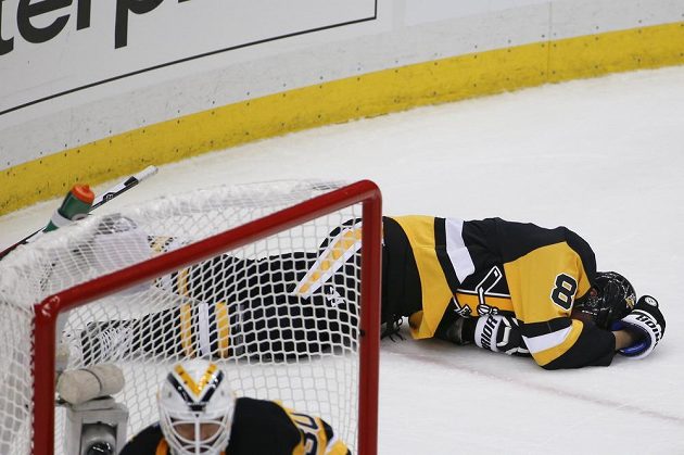 Brian Dumoulin zůstává ležet na ledě po souboji s Ondřejem Palátem, který dostal dvě minuty za vražení na hrazení. Pro obránce domácích tímto střetem utkání skončilo.
