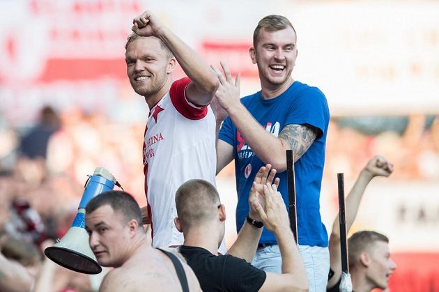 Fotbalista Slavie Mick van Buren během děkovačky s fanoušky po utkání 5. kola HET ligy. Slavia vyhrála nad Mladou Boleslaví 4:0.