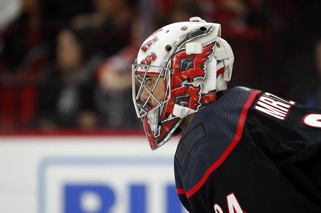Petr Mrázek, český brankář Caroliny Hurricanes, v utkání hokejové NHL proti New Jersey.