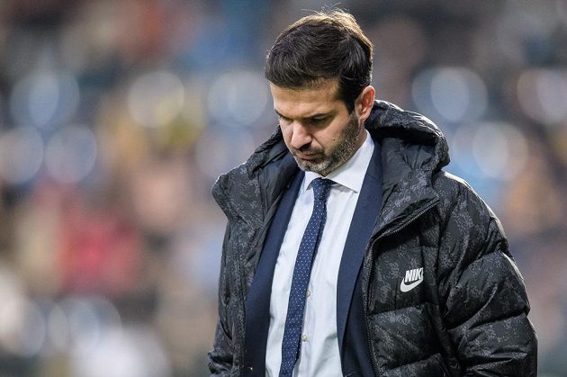 Trenér Sparty Praha Andrea Stramaccioni během utkání 13. kola HET Ligy ve Zlíně. Po remíze 2:2 měl kouč opět o čem přemýšlet.