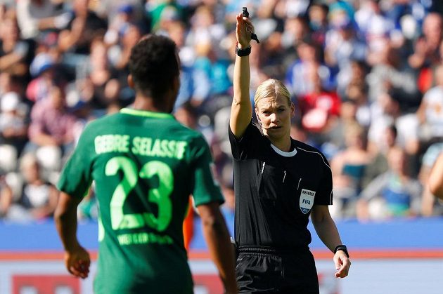 Hlavní rozhodčí Bibiana Steinhausová řídila jako první žena v historii bundesligový duel. Vlevo český obránce Brém Theodor Gebre Selassie.