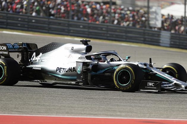 Lewis Hamilton se pošesté v kariéře stal mistrem světa formule 1, což se mu povedlo jako teprve druhému jezdci v historii.