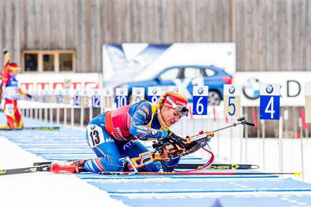 Gabriela Soukalová na střelnici během závodu ve sprintu SP v Ruhpoldingu.