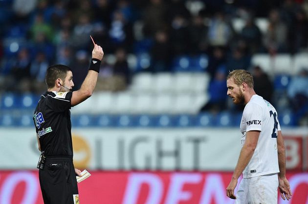 Hlavní rozhodčí Martin Nenadál uděluje třetí červenou kartu v zápase, vpravo je vyloučený Vlastimil Daníček ze Slovácka.