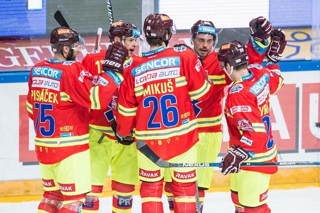 Hokejisté Sparty (zleva) Jan Piskáček, Jaroslav Hlinka, Juraj Mikuš, Michal Řepík a Petr Vrána oslavují osmý gól v síti Třince.
