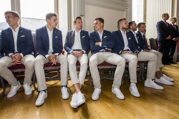 Čeští fotbalisté na radnici v Tours. Zleva Josef Šural, David Pavelka, Ladislav Krejčí, Bořek Dočkal, Michal Kadlec, Tomáš Sivok a David Lafata.