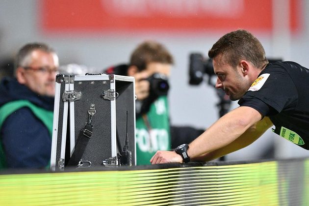 Sudí Pavel Orel zkoumá video, před nařízenou penaltou ve prospěch Sparty proti Mladé Boleslavi.
