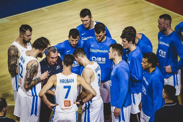 Porada českých basketbalistů během přípravného utkání s Angolou před mistrovstvím světa.
