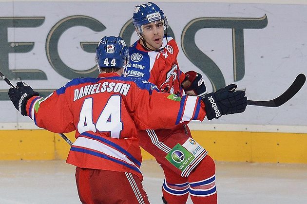 Útočníci Lva Justin Azevedo (vpravo) a Nicklas Danielsson se radují z vyrovnávacího gólu.