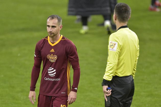 Fotbalista Pablo González z Dukly Praha po skončení zápasu, který potvrdil sestup pražského klubu z ligy.