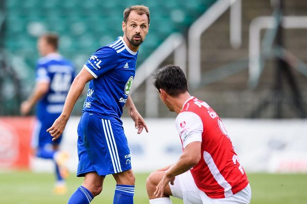 Marek Matějovský z Mladé Boleslavi a Pavel Černý z Pardubic během utkání 3. kola Fortuna ligy.
