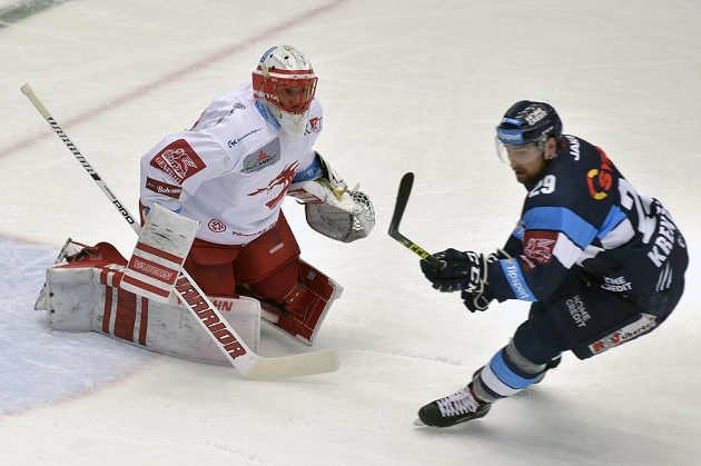 Brankář Šimon Hrubec z Třince a liberecký útočník Lukáš Krenželok v akci během extraligového utkání.