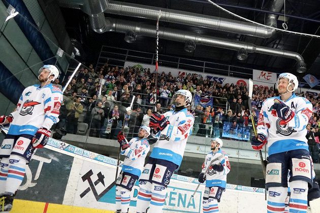Chomutovští hráči se radují z vítězství nad Mladou Boleslaví v předkole play off hokejové extraligy i z postupu do čtvrtfinále.