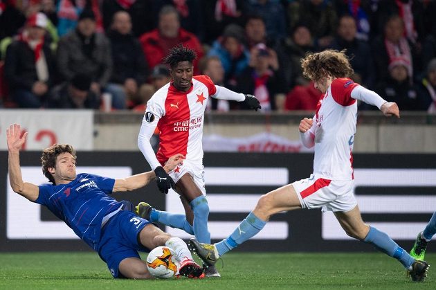 Marcos Alonso z Chelsea a fotbalisté Slavie Praha Ibrahim Traóre a Alex Král během utkání čtvrtfinále Evropské ligy