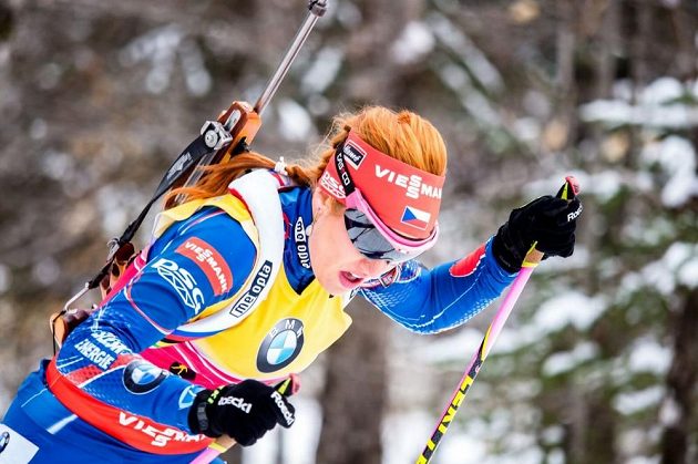 Gabriela Soukalová na trati sprintu SP v americkém Presque Isle.