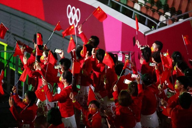 Čínská výprava nastupuje na Olympijský stadion během zahajovacího ceremoniálu LOH 2021 v Tokiu.