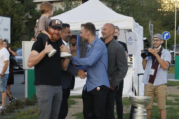 Hokejista Tampy Jan Rutta přivezl Stanleyuv pohár do Prahy, na setkání přišel i další český hokejista Jakub Voráček.