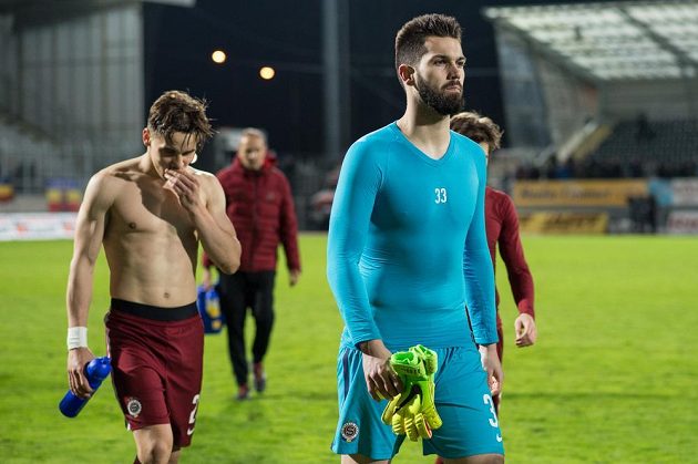 Fotbalisté Sparty opouštěli trávník v Jablonci s kamennými tvářemi. V čele brankář Tomáš Koubek, za ním Josef Šural.
