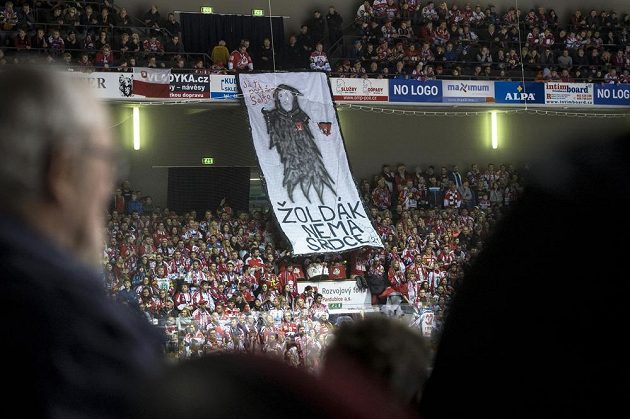 Fanoušci Pardubic rozvinuli ve svém kotli transparent určený Petru Koukalovi. Ten strávil v Dynamu několik sezón, před tou letošní se však stal posilou rivala z Hradce Králové.