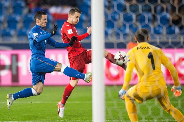 Český obránce Jan Sýkora se snaží ohrozit branku Ázerbájdžánu v kvalifikačním utkání o postup na MS 2018.