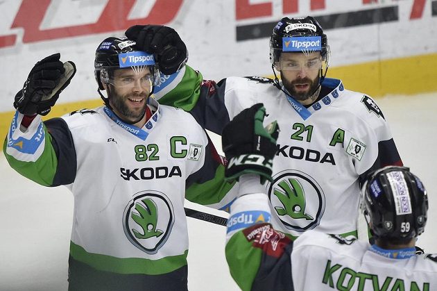 Autor prvního gólu Michal Vondrka (vlevo) a Jakub Klepiš z Mladé Boleslavi se radují.
