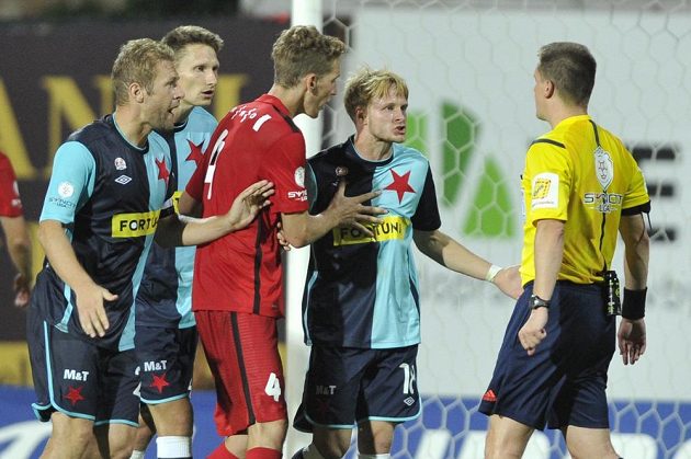 Strkanice před brankou Zbrojovky v posledních minutách zápasu - zleva kapitán Slavie Karel Piták, Milan Černý, obránce Zbrojovky Boštjan Frelih, záložník Josef Bazal a hlavní rozhodčí Zbyněk Proske.