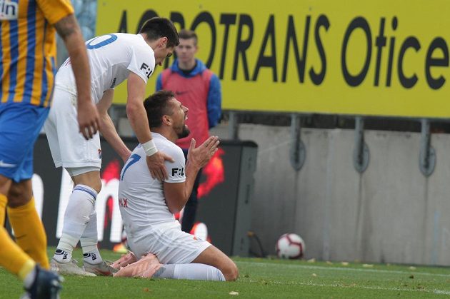 Milan Baroš z Baníku Ostrava (voravo) po neproměněné brankové šanci proti Opavě.