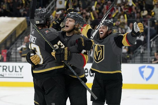 hokejisté Vegas Golden Knights Jonathan Marchessault (vpravo), William Karlsson (uprostřed) a obránce Alec Martinez (vlevo) oslavují gól vstřelený během semifinále NHL proti Montrealu.