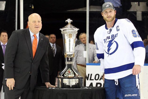 Pověrčivost. Steven Stamkos se trofeje pro vítěze Východní konference nedotkne, chce si sáhnout až na Stanleyův pohár.
