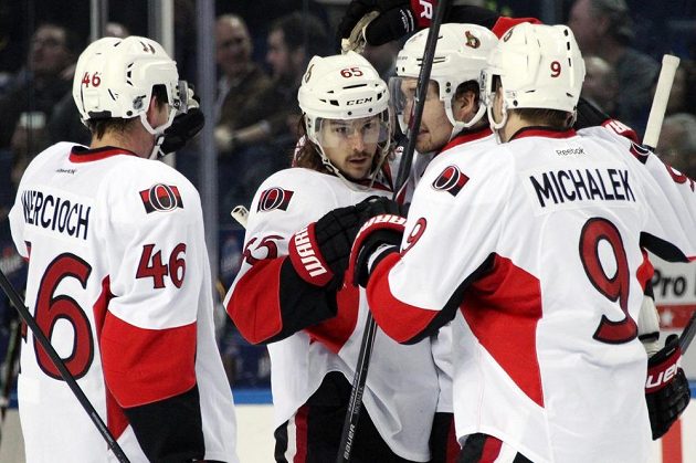 Erik Karlsson (65), Patrick Wiercioch (46) a Milan Michálek (9) slaví gól Ottawy v duelu s Buffalem.